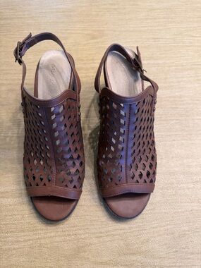 Women's Easy Street Brown Cutout Slingback Sandals - Size 9